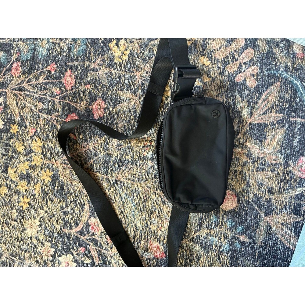 Lululemon Everywhere belt bag black